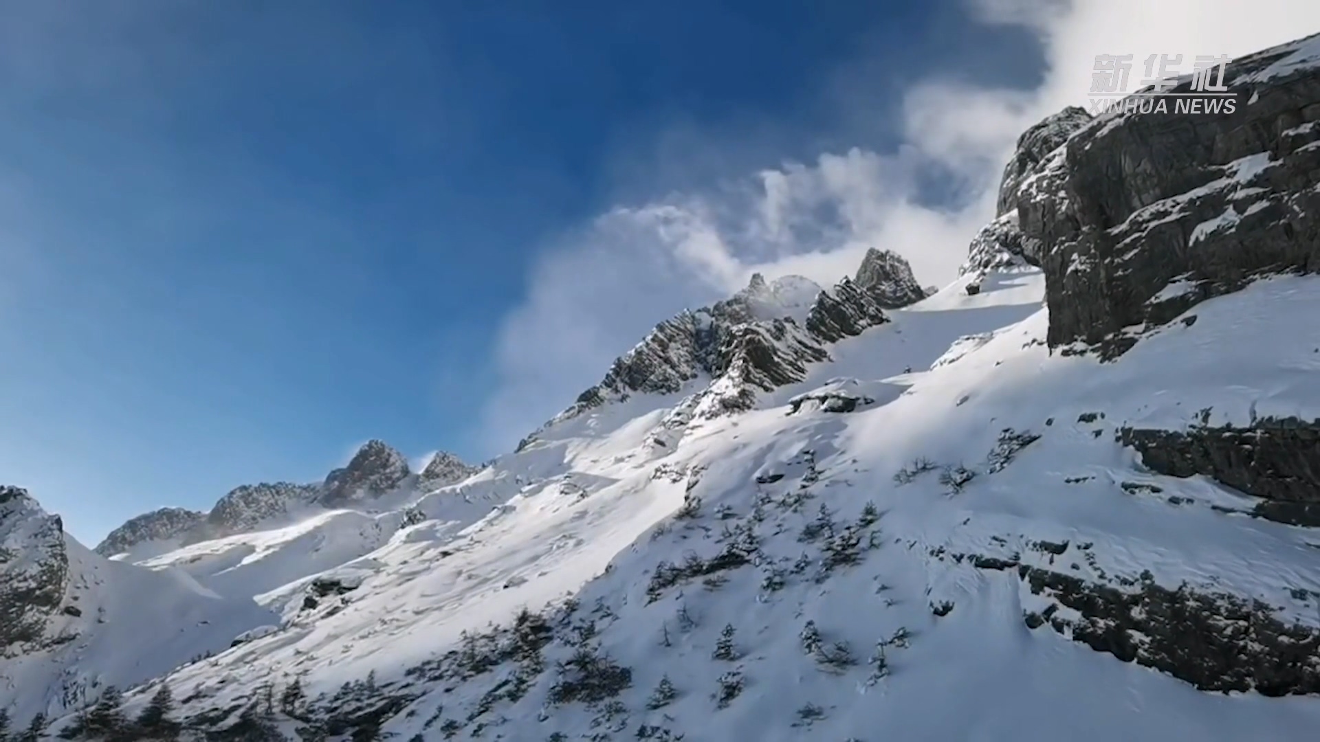 云南玉龙雪山银装素裹蔚为壮观