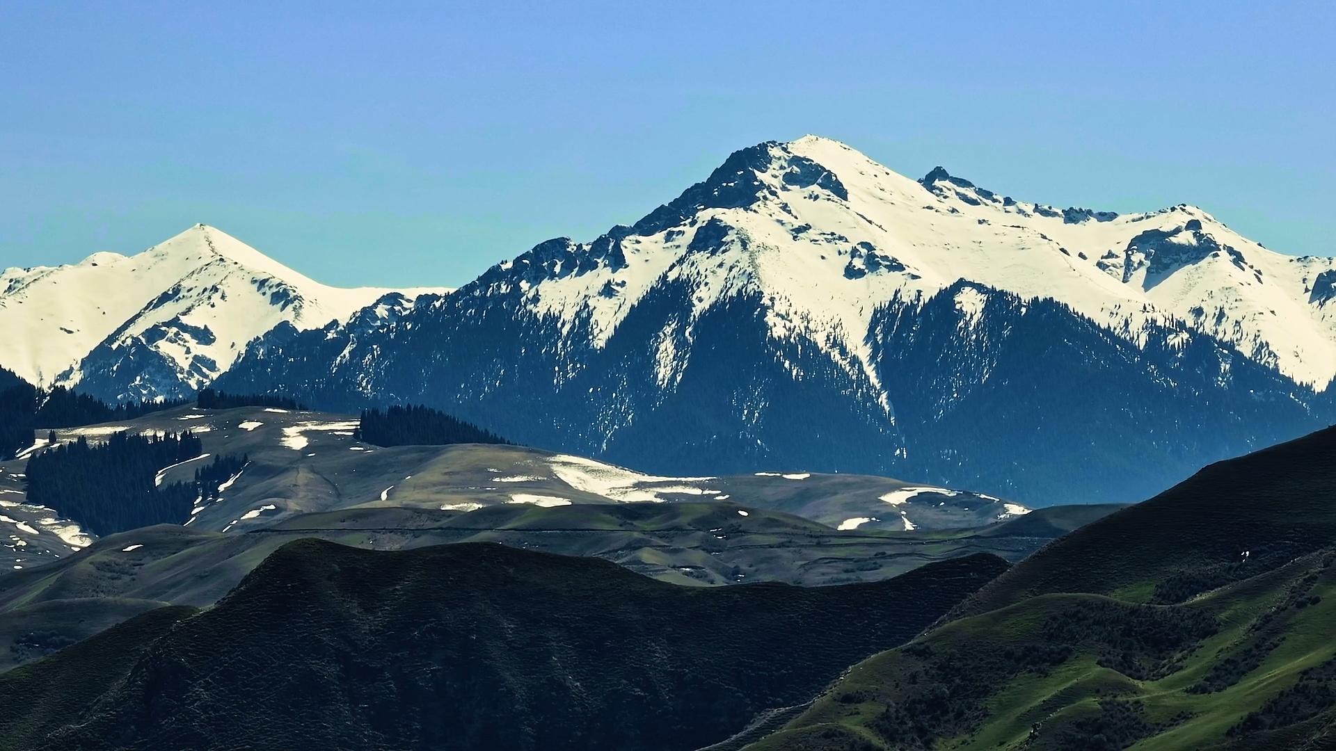 新疆呼图壁县：“天山地理画廊”景色瑰丽