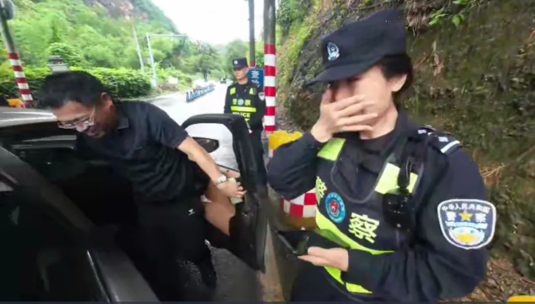 “请出示身份证，配合检查！”刚说完，女警怔住了