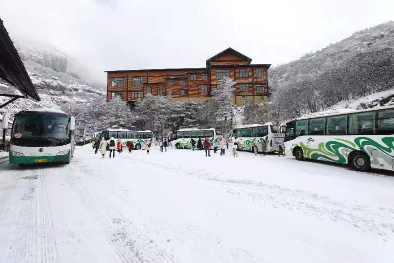 轿子雪山迎来2024年最大降雪 南方人的快乐就在轿子雪山   