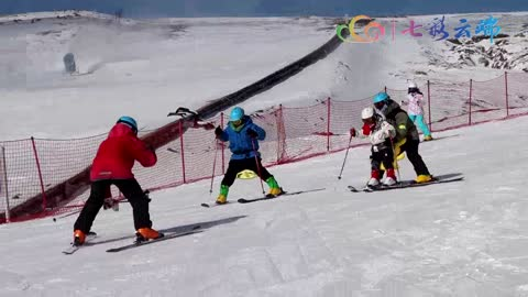 滑雪不用去“尔滨” 会泽大海草山滑雪场也能拉满体验感！