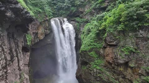 昭通大关：飞燕穿瀑 自然之韵