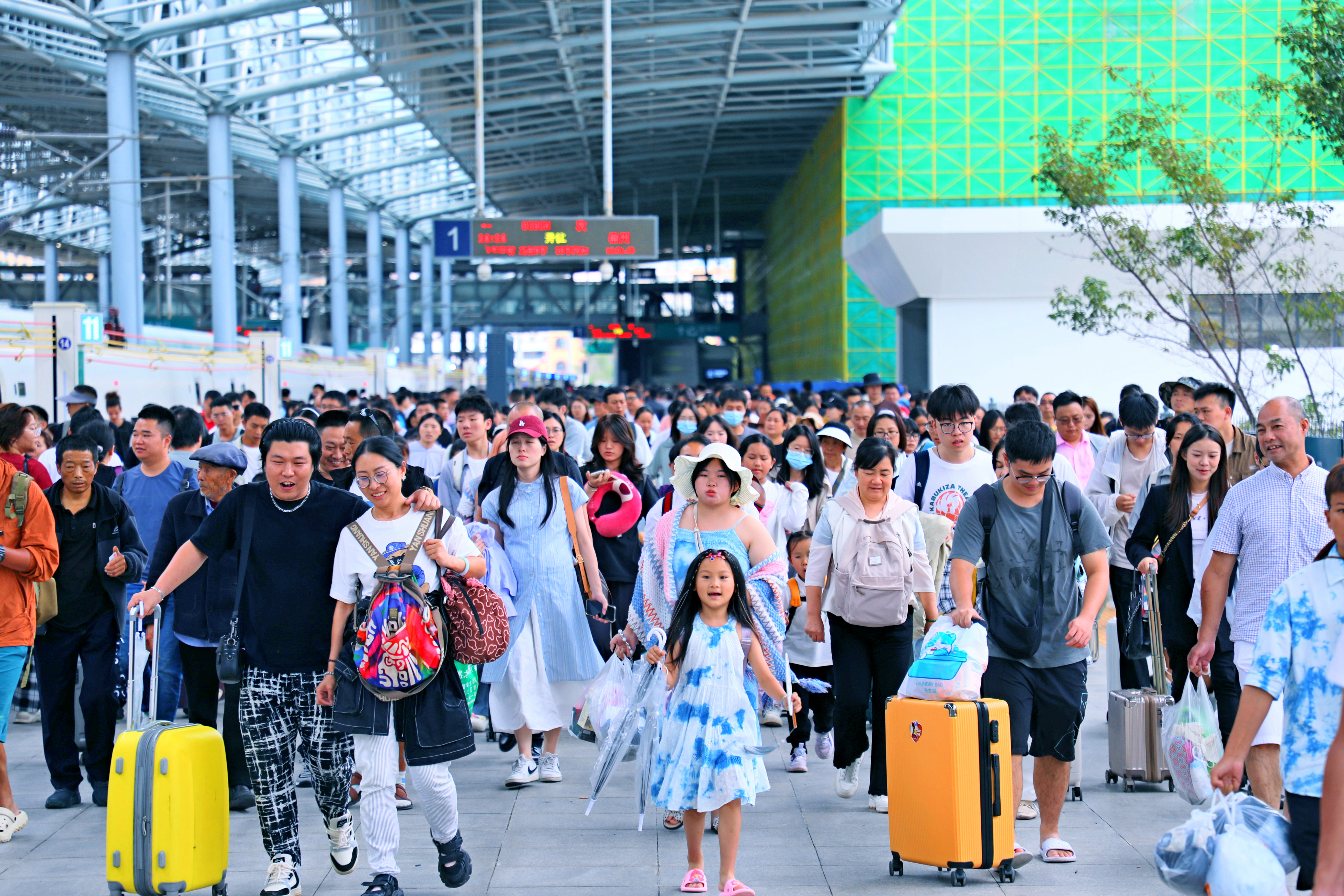 历史新高 云南铁路暑运累计发送旅客超2400万人次