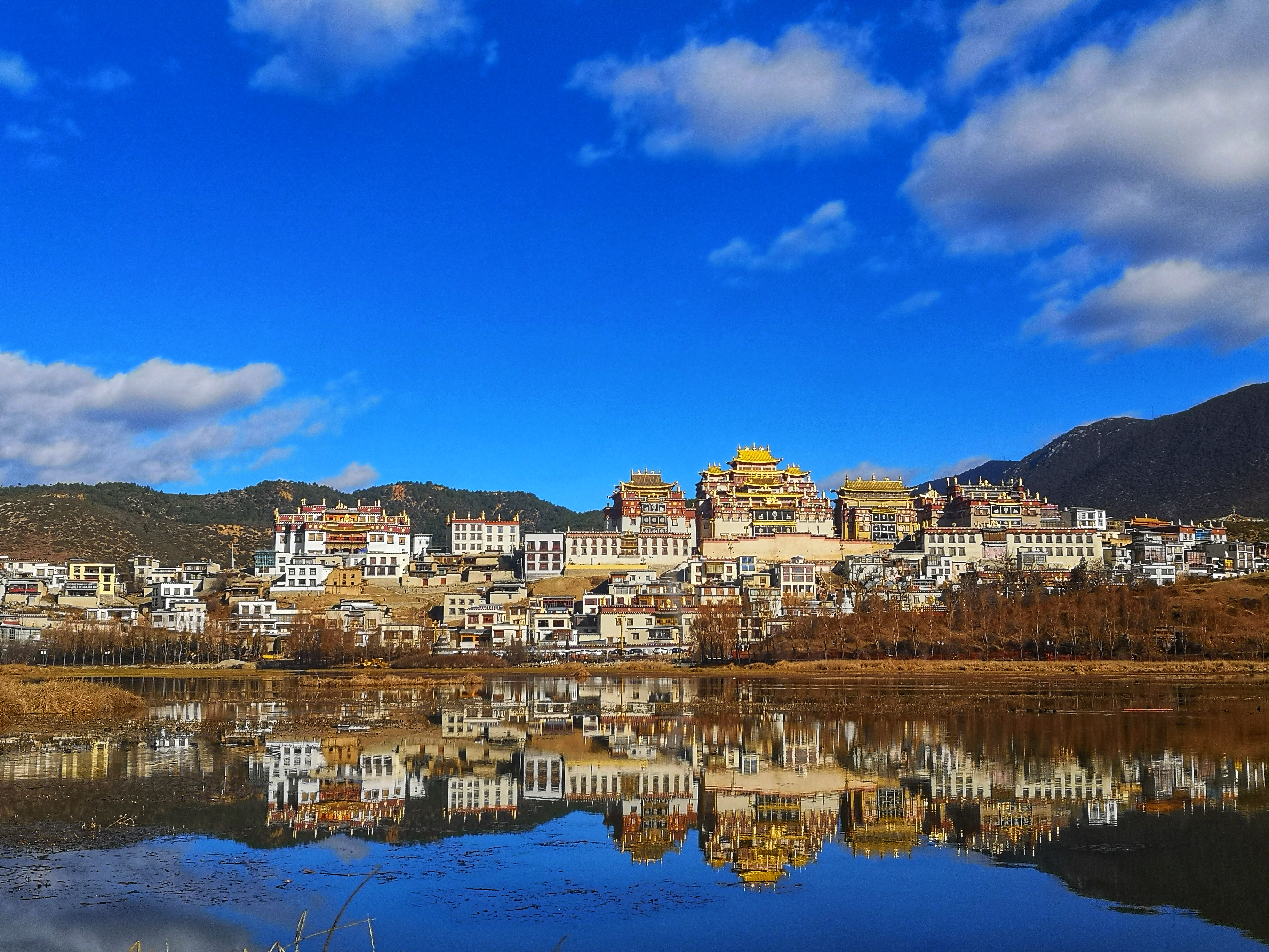 秋暮 | 噶丹松赞林寺与拉姆央措湖的晚霞盛景