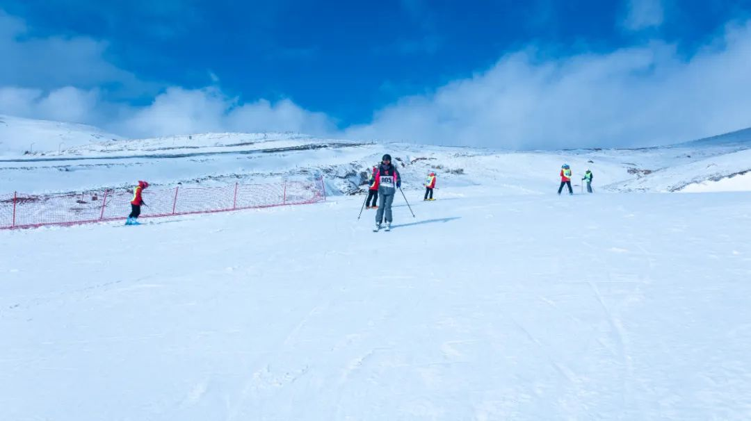 12月19日，会泽大海草山滑雪场开始营业！