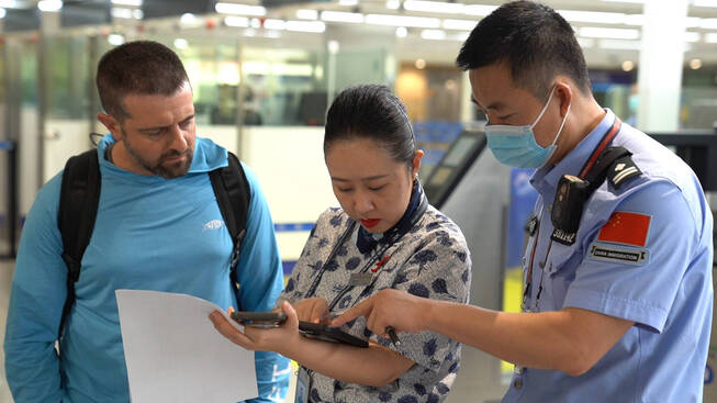 云南昆明迎来144小时过境免签政策停留范围扩大后首位144小时入境旅客